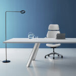 Birou cu picioare metalice disponibile în alb sau antracit cu margini rafinate în relief.