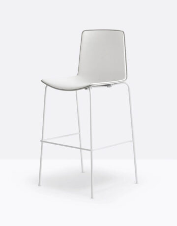 Scaun de bar stivuibil asigură o adaptabilitate maximă în diferite medii.