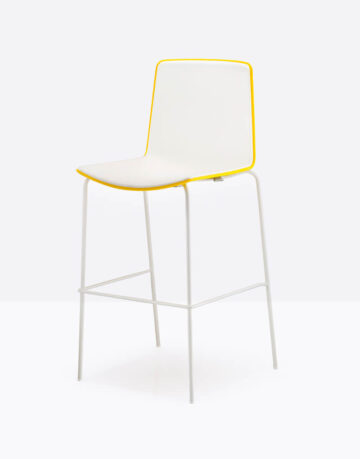 Scaun de bar stivuibil asigură o adaptabilitate maximă în diferite medii.