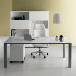 Biroul Vertigo este un mobilier executiv cu blat din „gresie porțelanată” „alb extra” și „marquinia” neagră.