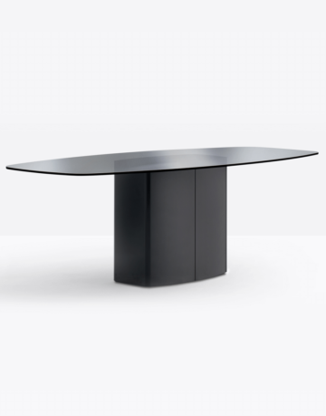 Masă cu dimensiuni generoase, simplă ca aspect, dar cu un caracter puternic. Are o bază centrală dreptunghiulară, cu colțuri rotunjite, combinate cu un blat din sticlă sau laminat.