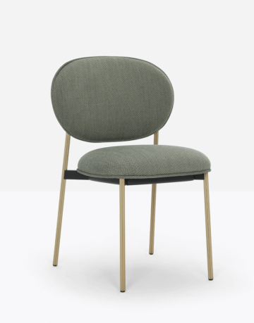 Un scaun extrem de confortabil, în care cadrul subțire din aluminiu.