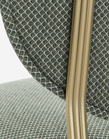 Un scaun extrem de confortabil, în care cadrul subțire din aluminiu.