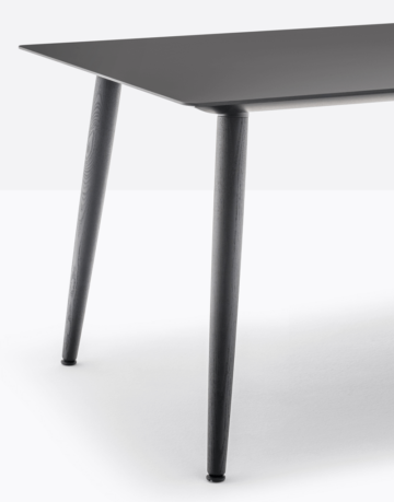 Masă din lemn masiv de frasin combinate cu un blat laminat, pătrat, rotund sau dreptunghiular.