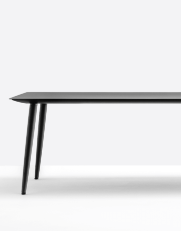 Masă din lemn masiv de frasin combinate cu un blat laminat, pătrat, rotund sau dreptunghiular.