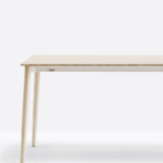 Masă extensibilă cu picioare conice din lemn masiv de frasin și blat din lemn masiv sau frasin furniruit.