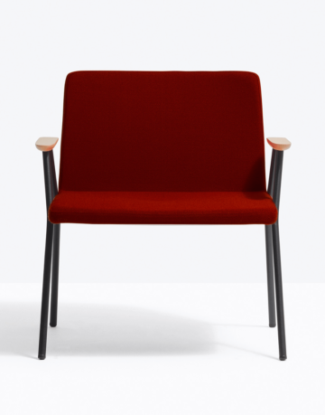 Generously sized chair with Ø20mm tubular steel frame, ash wood armrests, upholstered in fabric, leather or synthetic leather.