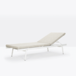 șezlong caracterizat de linii simple și moderne și ideal pentru momente de relaxare pe terasă, în grădină sau lângă piscină.