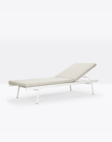 The sun lounger features simple, modern lines and is ideal for relaxing on the terrace, in the garden or by the pool.
