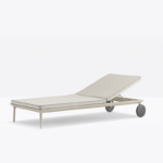 șezlong caracterizat de linii simple și moderne și ideal pentru momente de relaxare pe terasă, în grădină sau lângă piscină.