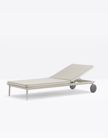 The sun lounger features simple, modern lines and is ideal for relaxing on the terrace, in the garden or by the pool.