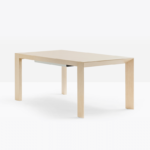 Masă extensibilă cu picioare conice din stejar furniruit.