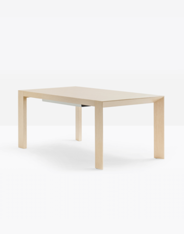 Extending table with tapered legs in veneered oak.