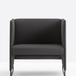 Comfortable sofa designed for seating and meeting areas. A niche of privacy protected by high sides that ensure a good soundproof capacity.