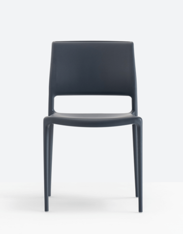 Scaun cu design rafinat și bine echilibrat.