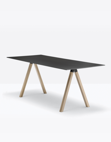 Masă cu picioare din stejar sau oțel, blat laminat.