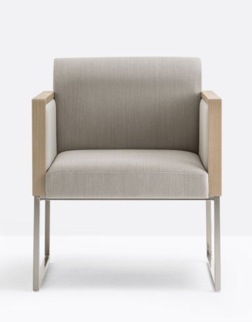 Fotoliu care combina detaliile din stejar cu un spătar tapițat în țesătură sau piele.