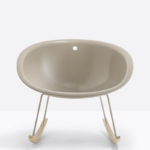 The Gliss chair has a comfortable and ergonomic shape, inspired by the iconic chairs from the '50s. The collection stands out for its comfort and functionality.