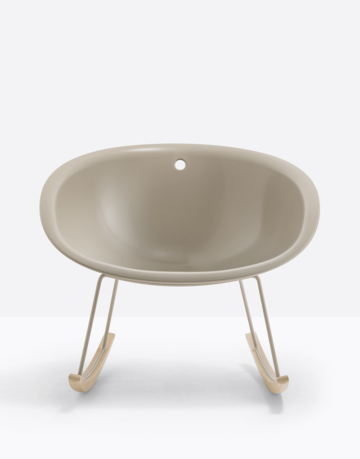 Scaunul Gliss are o formă confortabilă și ergonomică, care se inspiră din scaunele iconice din anii '50. Colecția se remarcă prin confortul oferit și funcționalitate.