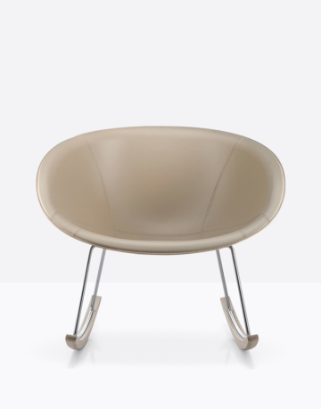 Scaunul Gliss are o formă confortabilă și ergonomică, care se inspiră din scaunele iconice din anii '50. Colecția se remarcă prin confortul oferit și funcționalitate.