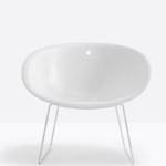 The Gliss chair has a comfortable and ergonomic shape, inspired by the iconic chairs from the '50s. The collection stands out for its comfort and functionality.