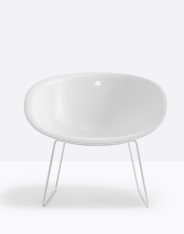 Scaunul Gliss are o formă confortabilă și ergonomică, care se inspiră din scaunele iconice din anii '50. Colecția se remarcă prin confortul oferit și funcționalitate.