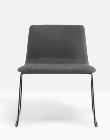 Scaun tapițat cu țesătură sau piele sintetică și cadru tip sanie din oțel tubular.