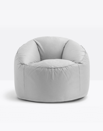 Fotoliu tapițat, prevăzut cu mâner pentru a fi mutat ușor.