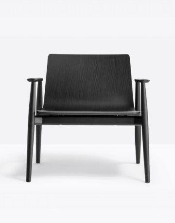 Malmö chairs evoke memorable sensations thanks to the ash wood finish, the conical shape that appeals to traditional design.