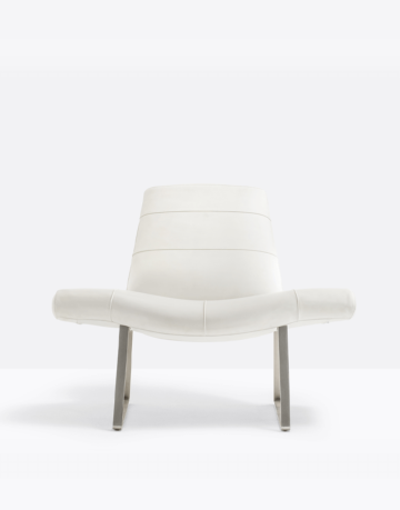 Fotoliu moale tapițat din piele.