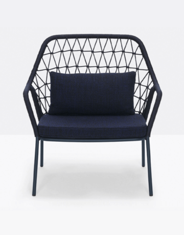 Un fotoliu cu un element tradițional din cordon țesut manual în Italia.