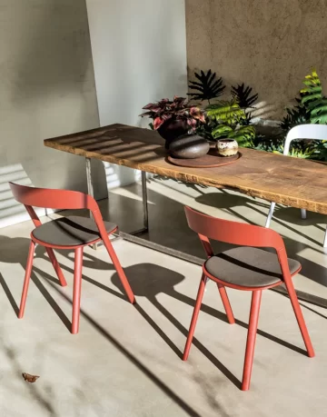 Scaun Pila din lemn de frasin vopsit rosu - formota fitout